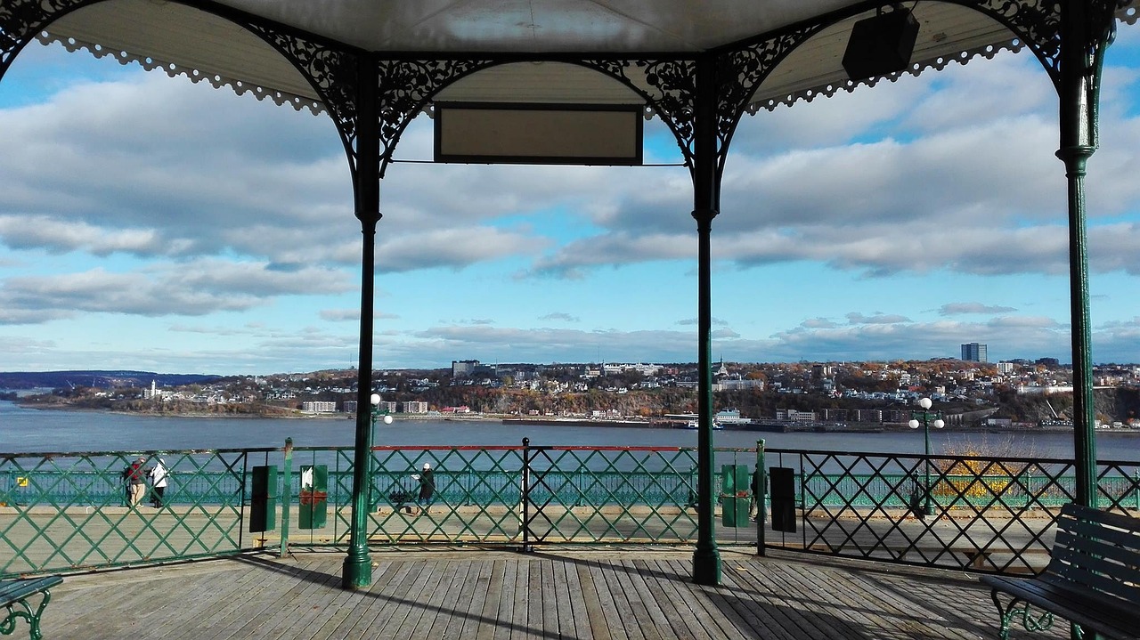 Terrasse Dufferin boardwalk with river views