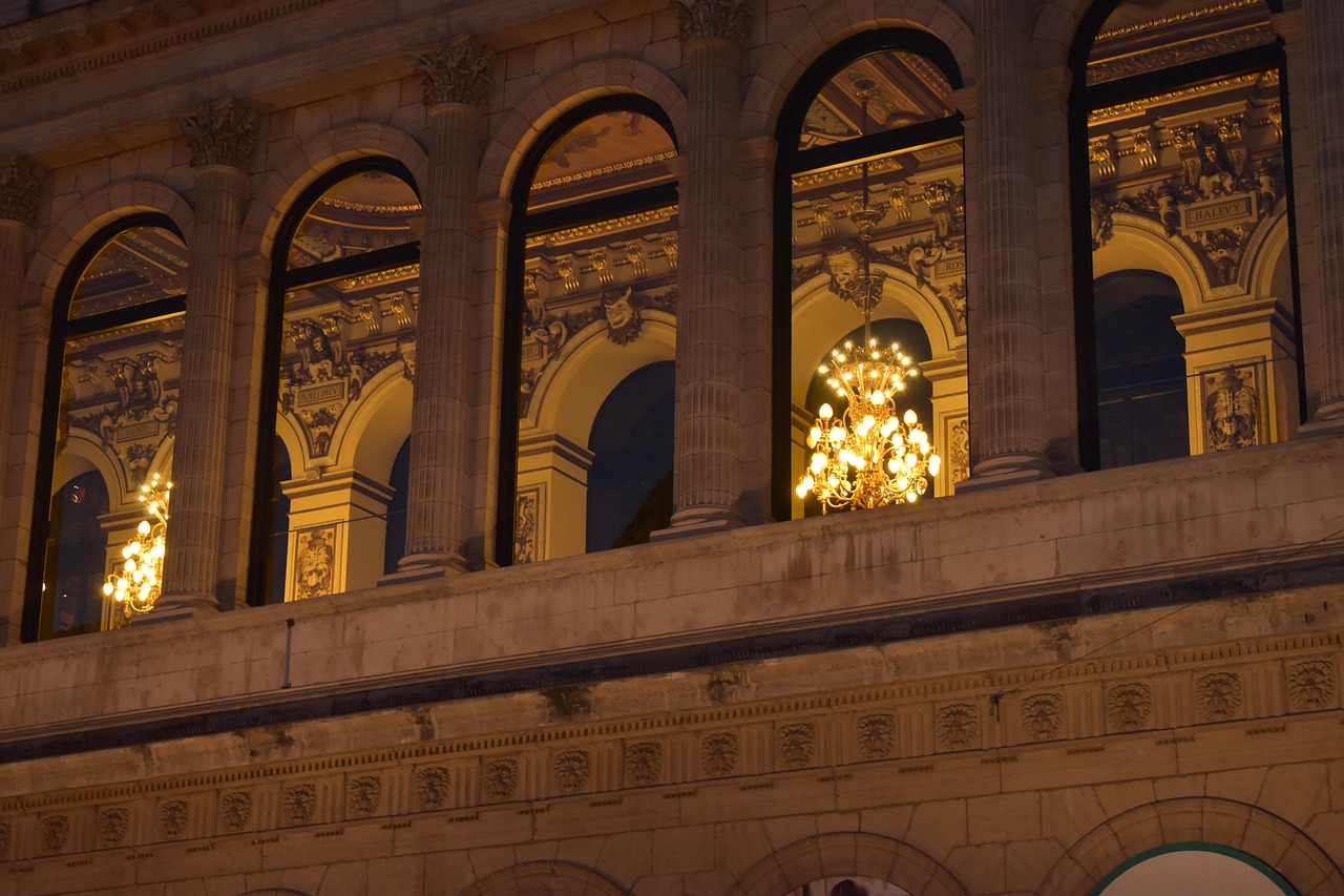 Opéra de Lyon illuminated at night
