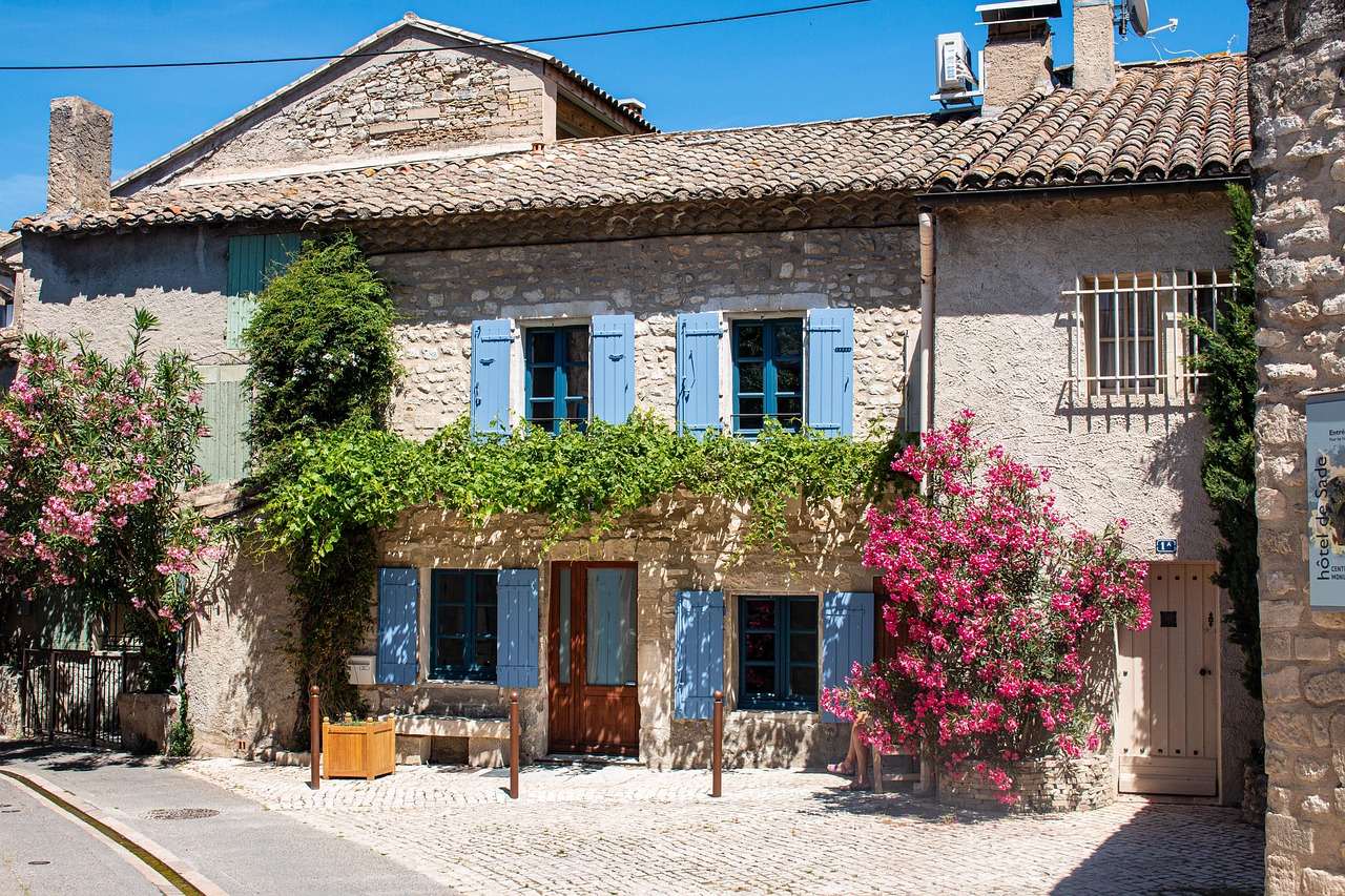 Saint-Rémy-de-Provence village street