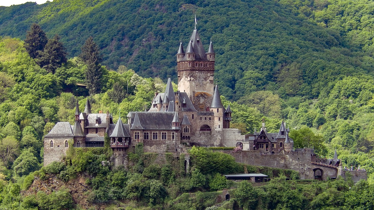 Reichsburg Cochem castle above the town