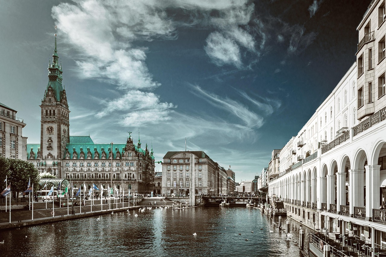 Jungfernstieg promenade in Hamburg