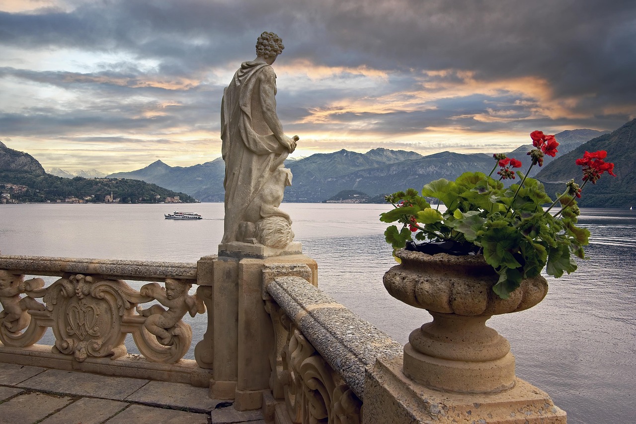 Panoramic terraces and statues at Villa del Balbianello