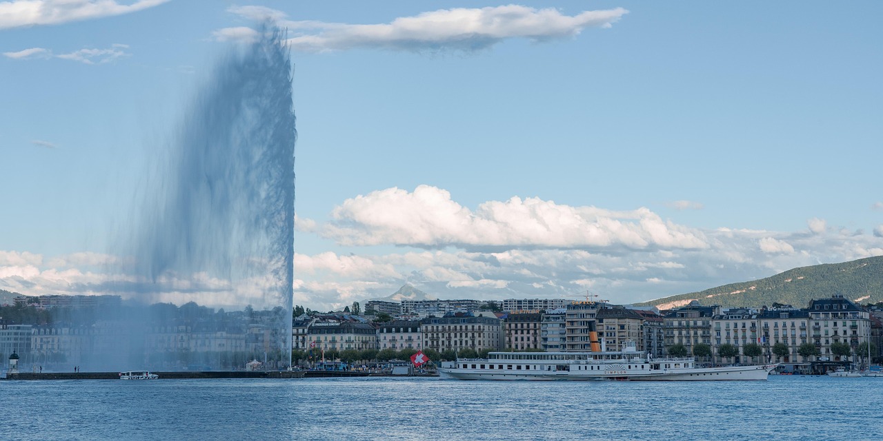 Jet d'Eau fountain at sunset in Geneva
