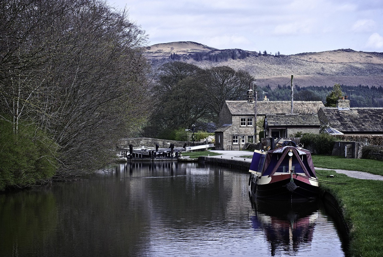 Leeds and Liverpool Canal near Leeds