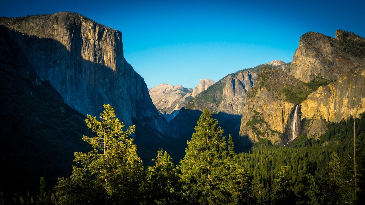 Tunnel View classic panorama of Yosemite Valley